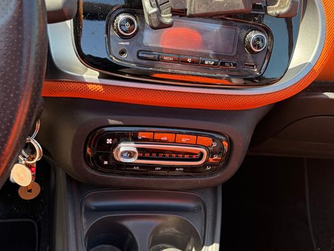 Used 2017 smart fortwo passion RWD image 17