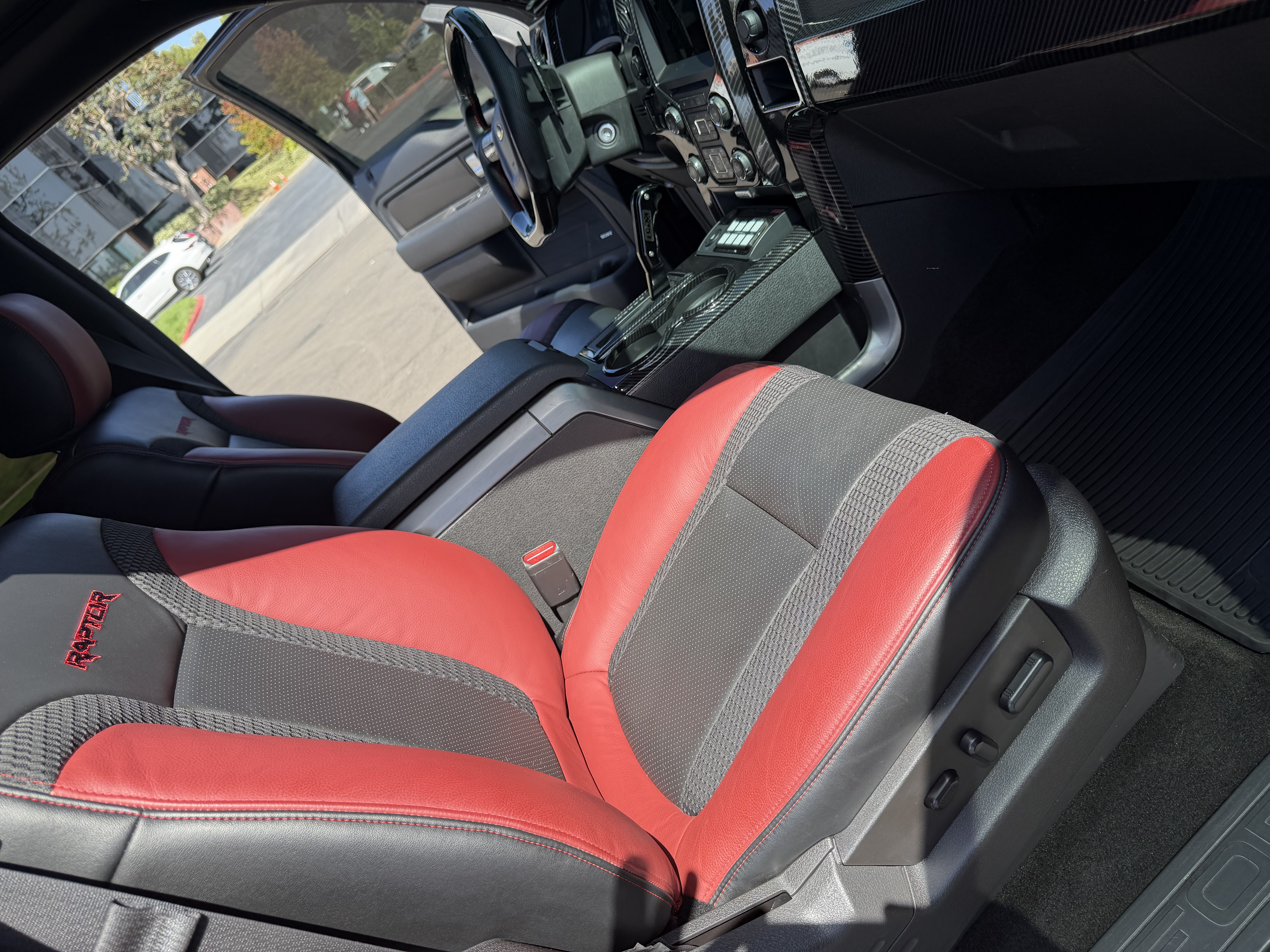 Used 2014 Ford F150 Raptor w/ Equipment Group 801A Luxury AWD/4WD image 25
