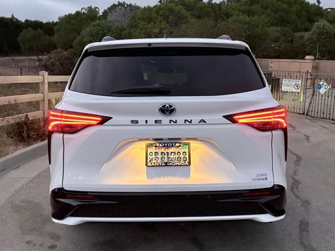 Used 2022 Toyota Sienna XSE w/ XSE Plus Package FWD image 6