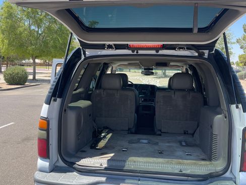 Used 2004 Chevrolet Tahoe Z71 w/ Z71 Preferred Equipment Group AWD/4WD image 12