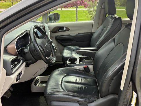 Used 2017 Chrysler Pacifica Touring-L FWD image 8