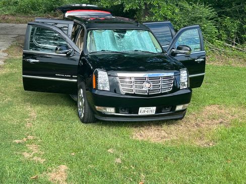 Used 2013 Cadillac Escalade ESV Luxury RWD image 2
