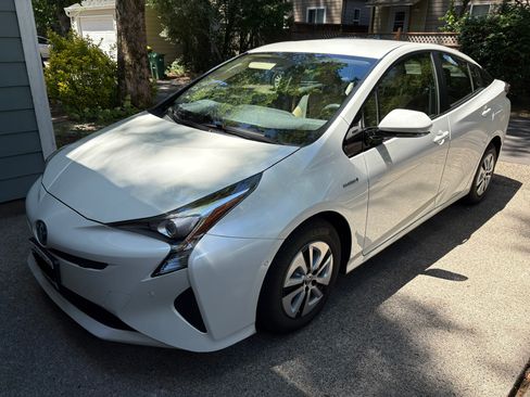 Used 2017 Toyota Prius Two w/ Prius Two Safety Plus Package FWD image 2