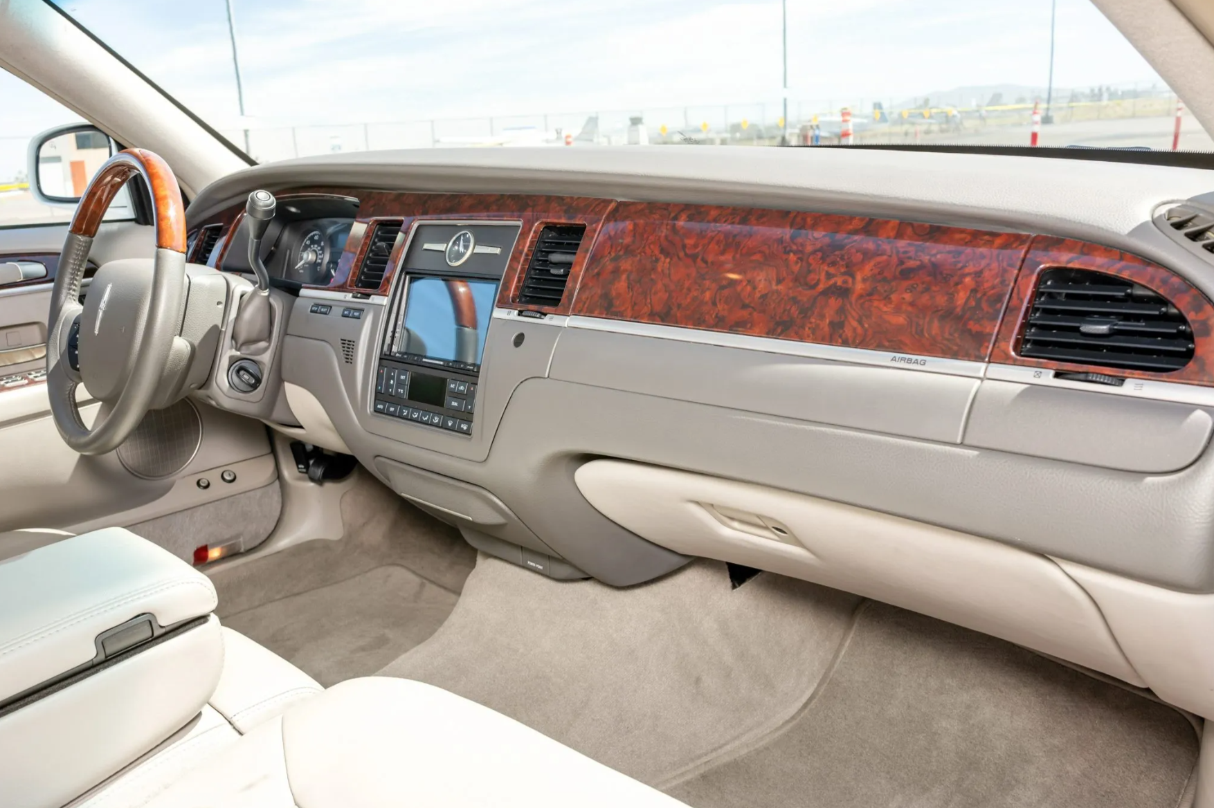 Used 2008 Lincoln Town Car Signature Limited RWD image 14