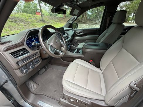 Used 2022 Chevrolet Suburban Z71 w/ Luxury Package AWD/4WD image 6