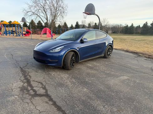 Used 2021 Tesla Model Y Long Range image 1
