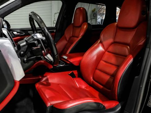 Used 2016 Porsche Cayenne Turbo S AWD/4WD image 29