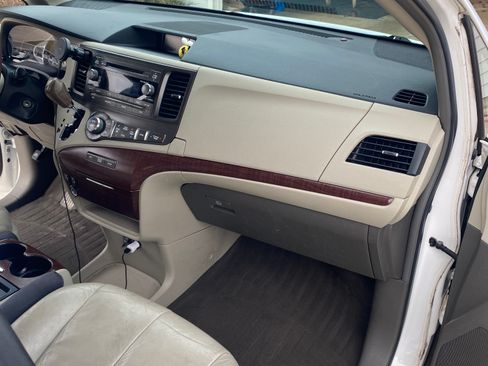 Used 2011 Toyota Sienna XLE image 14