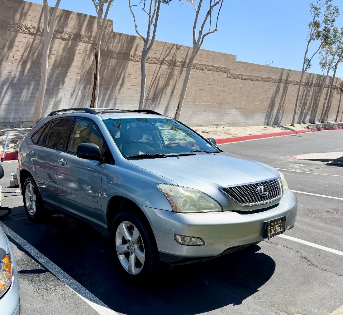 Used 2004 Lexus RX 330 w/ Premium Plus Pkg FWD image 2