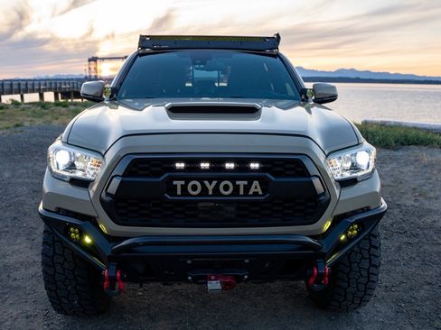 Used 2019 Toyota Tacoma TRD Sport w/ Technology Package AWD/4WD image 2