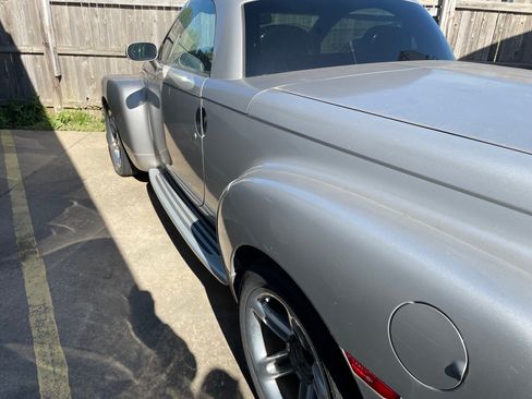Used 2005 Chevrolet SSR w/ Preferred Equipment Group RWD image 9