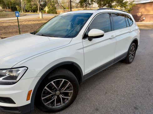 Used 2020 Volkswagen Tiguan SE w/ Panoramic Sunroof Package image 8