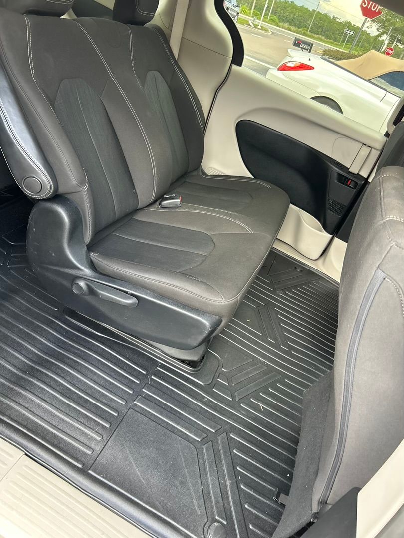 Used 2020 Chrysler Voyager L FWD image 21