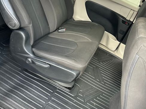 Used 2020 Chrysler Voyager L FWD image 21
