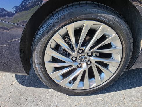 Used 2019 Lexus ES 300h w/ Accessory Package image 9