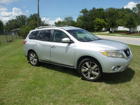 Used 2014 Nissan Pathfinder Platinum FWD image 1