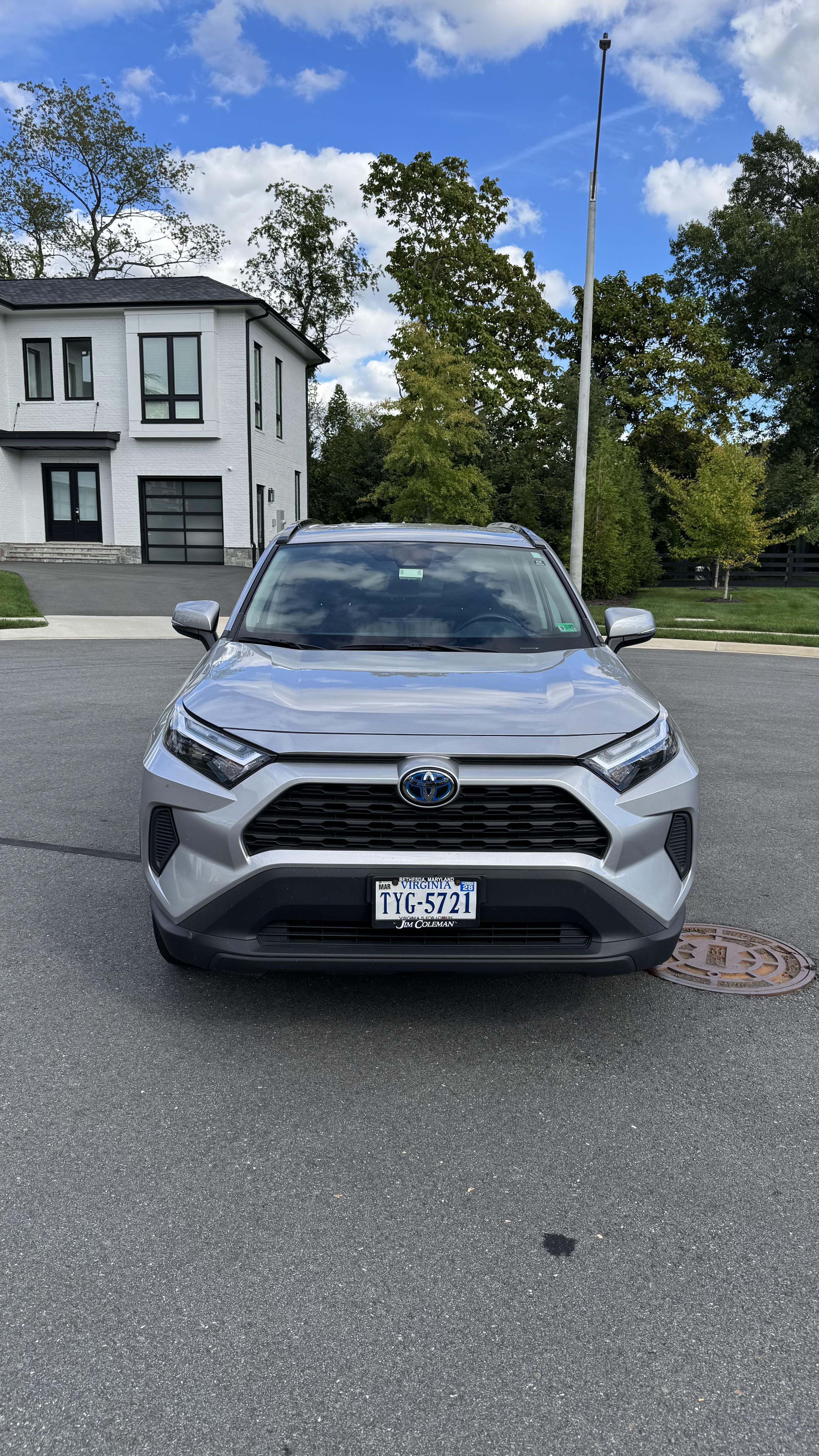 Used 2022 Toyota RAV4 XLE AWD/4WD image 2