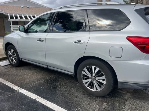 Used 2020 Nissan Pathfinder SV image 1