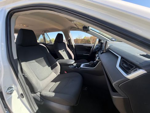 Used 2021 Toyota RAV4 LE image 15