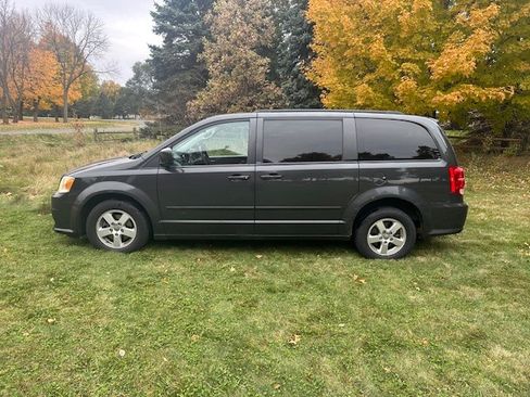 Used 2012 Dodge Grand Caravan SXT image 2