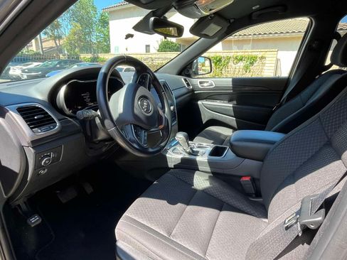 Used 2021 Jeep Grand Cherokee Laredo image 6