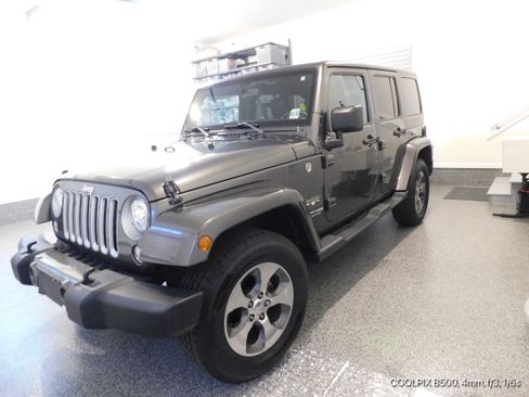 Used 2018 Jeep Wrangler Unlimited Sahara w/ Connectivity Group image 20