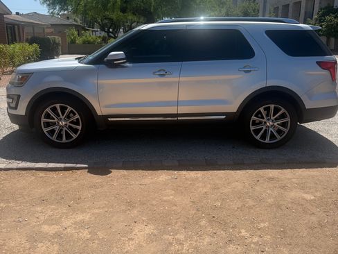 Used 2017 Ford Explorer Limited FWD image 1