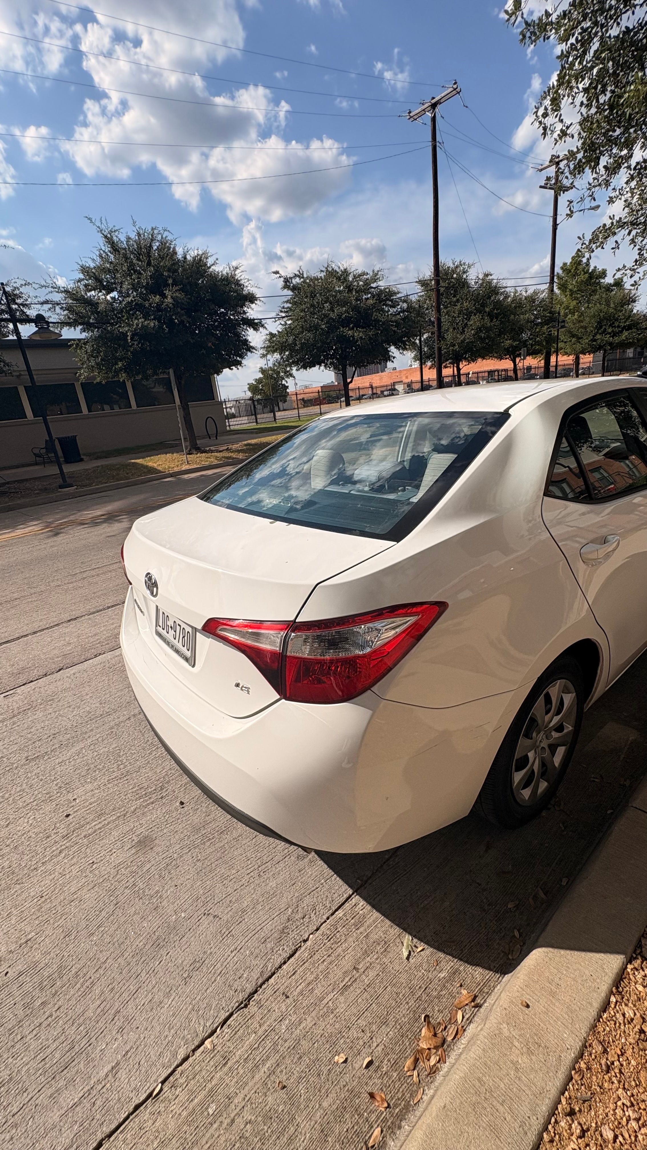 Used 2015 Toyota Corolla LE FWD image 9