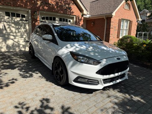 Used 2016 Ford Focus ST FWD image 2