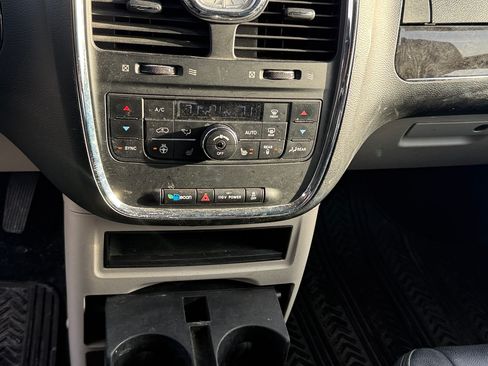 Used 2012 Chrysler Town & Country Touring-L w/ Driver Convenience Group image 18