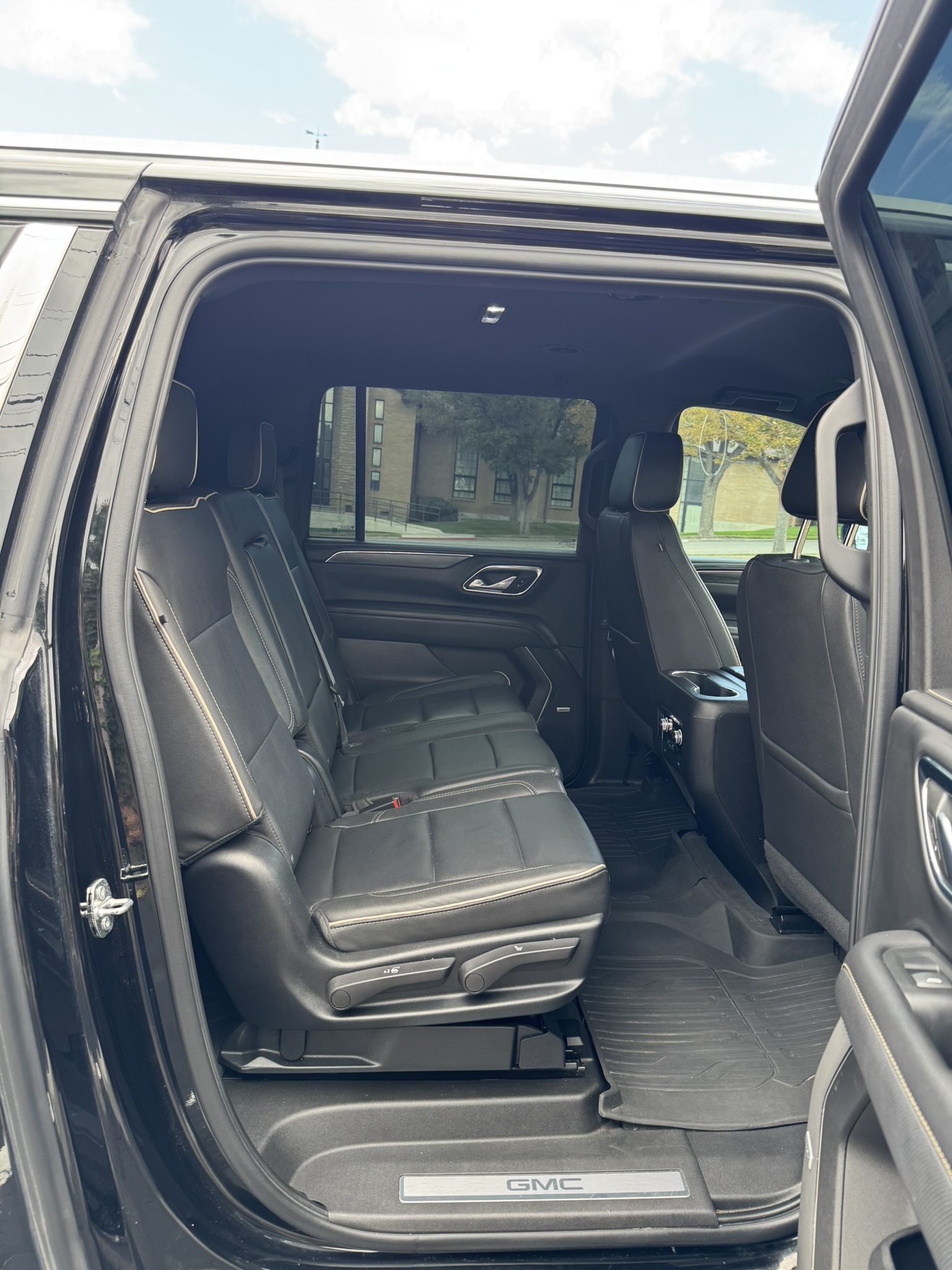 Used 2023 GMC Yukon XL SLT AWD/4WD image 8