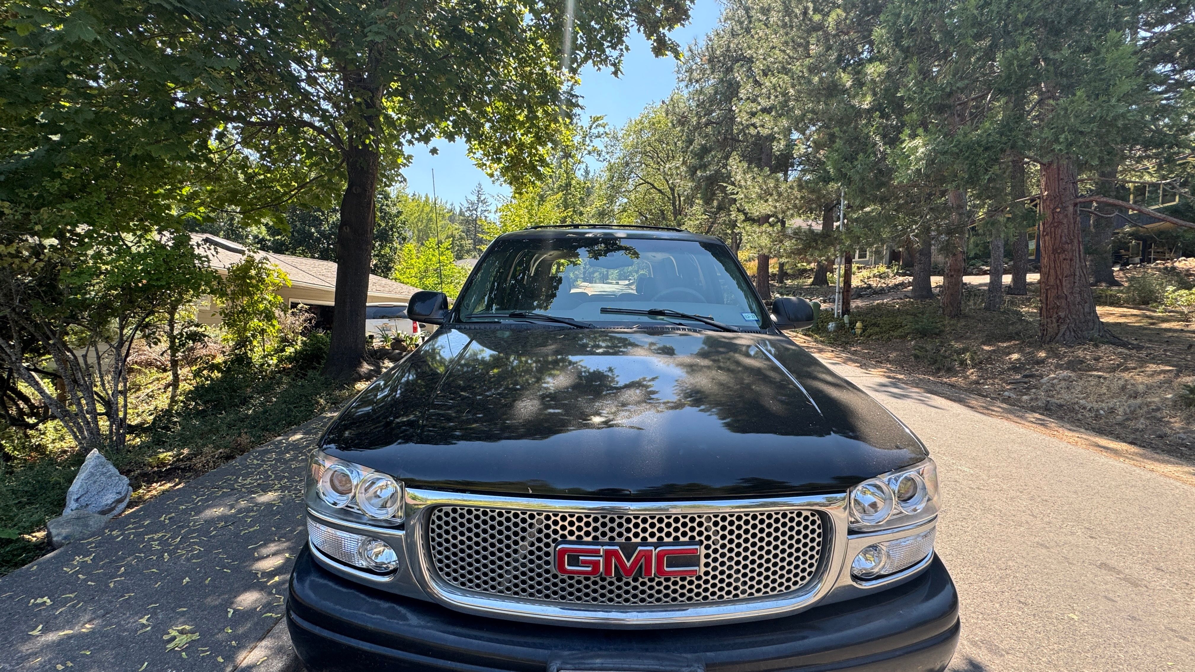 Used 2001 GMC Yukon XL Denali AWD/4WD image 2