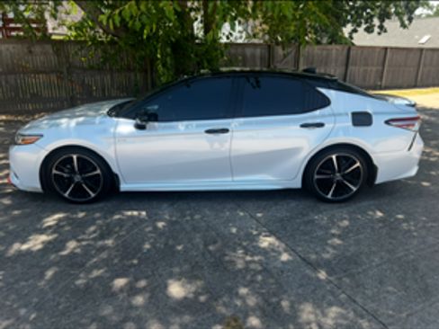 Used 2018 Toyota Camry XSE image 2