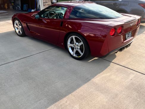 Used 2007 Chevrolet Corvette Coupe w/ Preferred Equipment Group RWD image 2