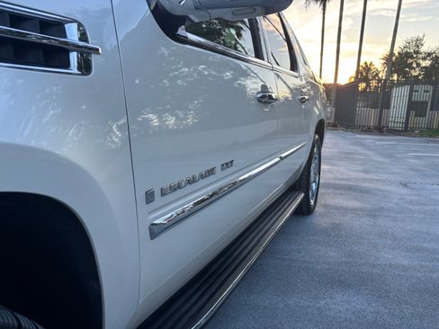 Used 2007 Cadillac Escalade EXT w/ Information Package AWD/4WD image 19