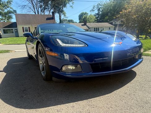 Used 2007 Chevrolet Corvette Coupe w/ Performance Package RWD image 17