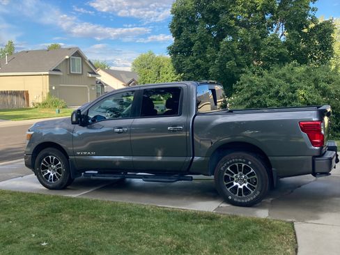 Used 2021 Nissan Titan SV w/ SV Convenience Package RWD image 11