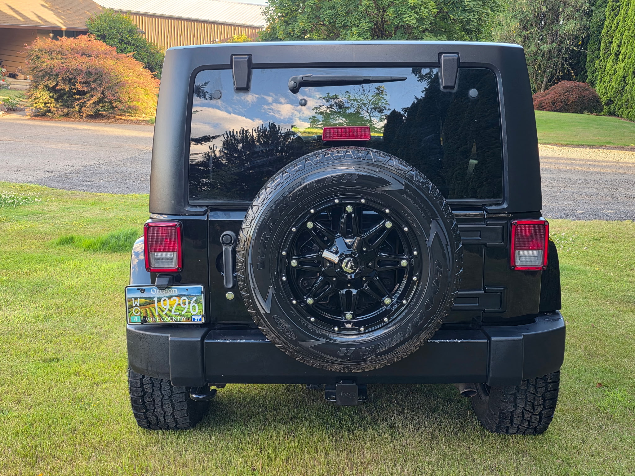 Used 2015 Jeep Wrangler Unlimited Sahara w/ Max Tow Package AWD/4WD image 2