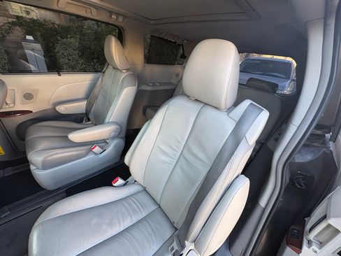 Used 2012 Toyota Sienna Limited image 13