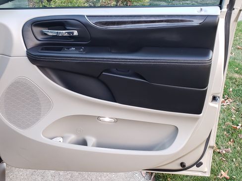 Used 2012 Chrysler Town & Country Limited w/ Luxury Group image 13