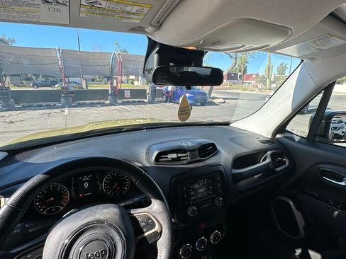 Used 2015 Jeep Renegade Latitude image 9