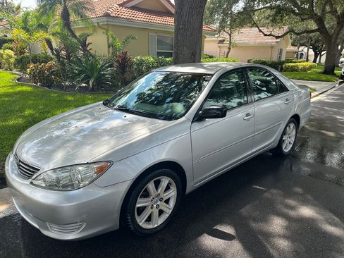 Used 2005 Toyota Camry LE FWD image 24