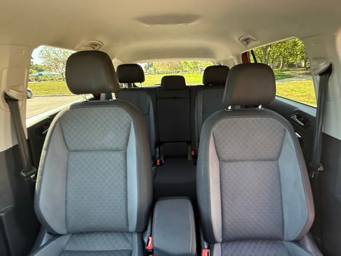 Used 2018 Volkswagen Tiguan S image 17