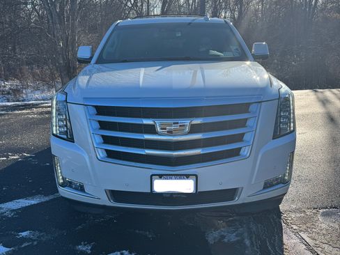 Used 2017 Cadillac Escalade ESV Premium Luxury image 2
