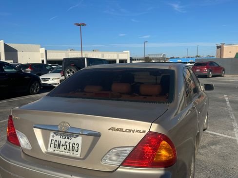 Used 2000 Toyota Avalon XL image 13