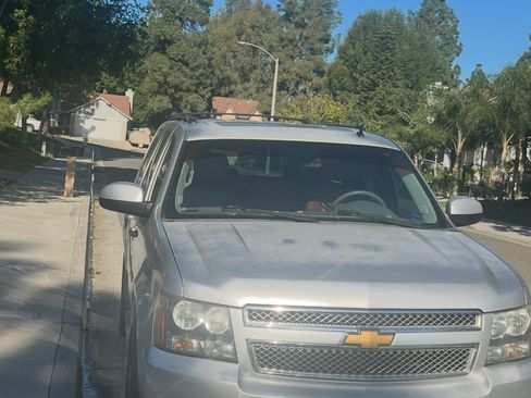 Used 2014 Chevrolet Suburban LT image 2