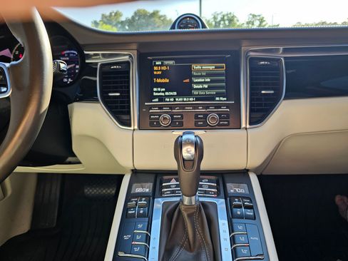 Used 2016 Porsche Macan Turbo image 4