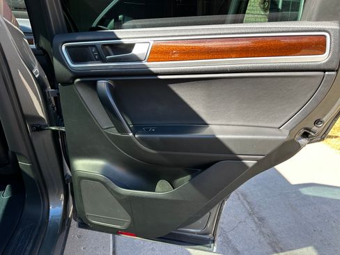 Used 2016 Volkswagen Touareg Sport image 21