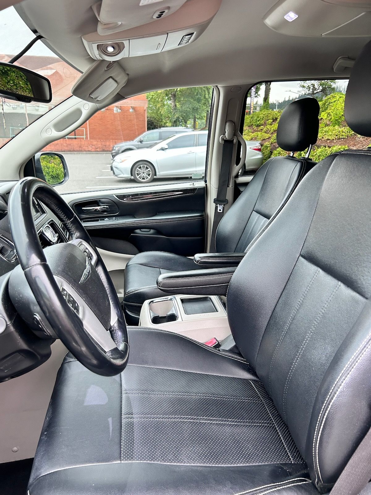 Used 2014 Chrysler Town & Country Touring FWD image 6