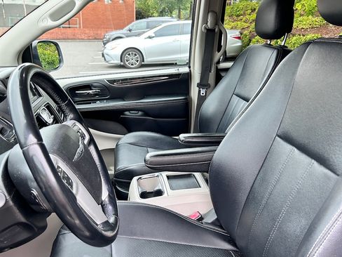 Used 2014 Chrysler Town & Country Touring image 6